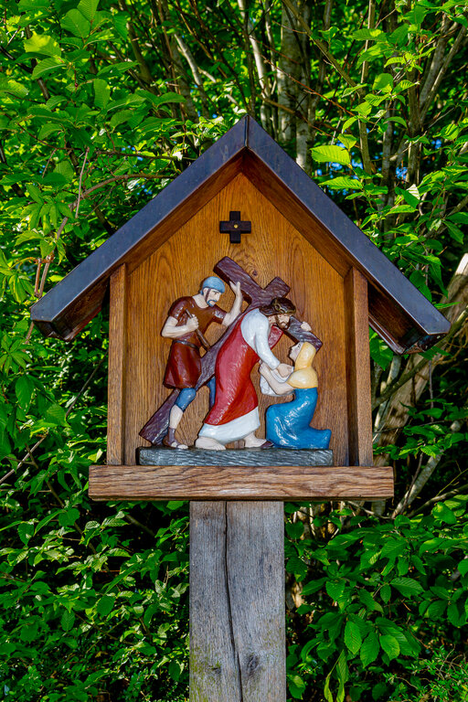 Image: 06 Veronika reicht Jesus das Schweißtuch _JA 32136 Kreuzweg im neuen Friedhof Hohenried.jpg
